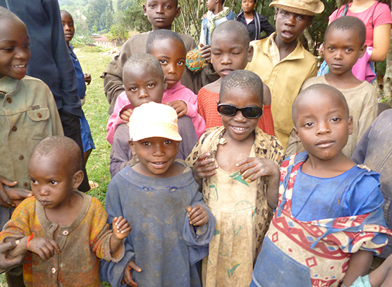 zamarripa_salud_visual_auditiva_blog_gafas_sol_rwanda_burundi_4