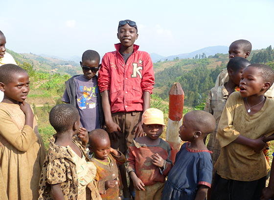 zamarripa_salud_visual_auditiva_blog_gafas_sol_rwanda_burundi_5