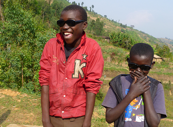 zamarripa_salud_visual_auditiva_blog_gafas_sol_rwanda_burundi_6