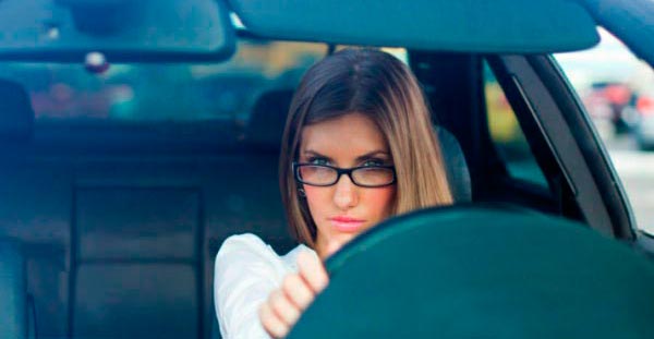 Imagen de una mujer conduciendo y usando gafas