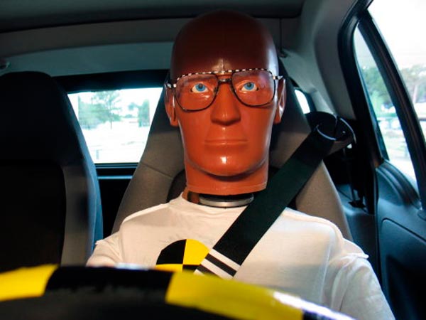 Imagen de un muñeco para probar accidentes con gafas