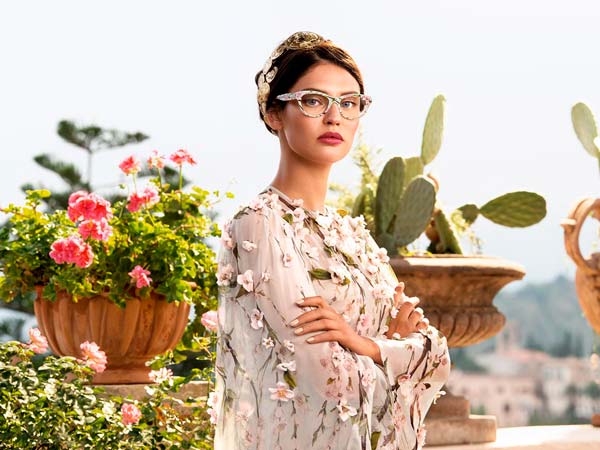Imagen de una chica con gafas de ver de Dolce & Gabbana