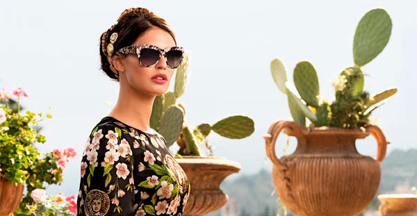 Imagen de una chica con gafas de sol de Dolce & Gabbana