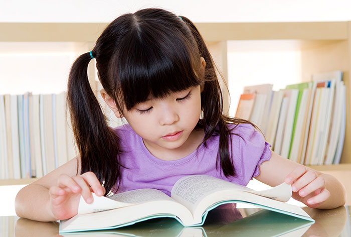 consejos niña leyendo libro