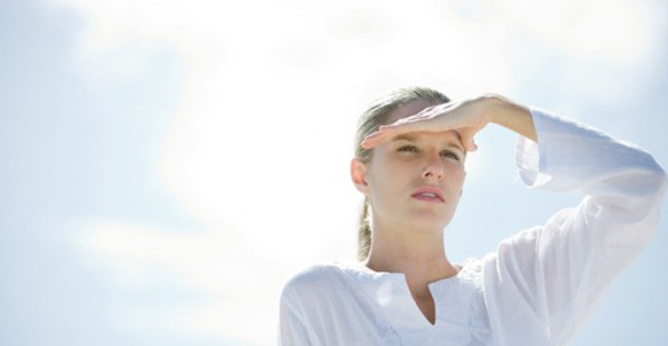 Imagen de un mujer tapandose los ojos del sol