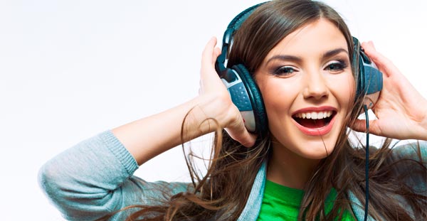 Imagen de una mujer escuchando musica con auriculares
