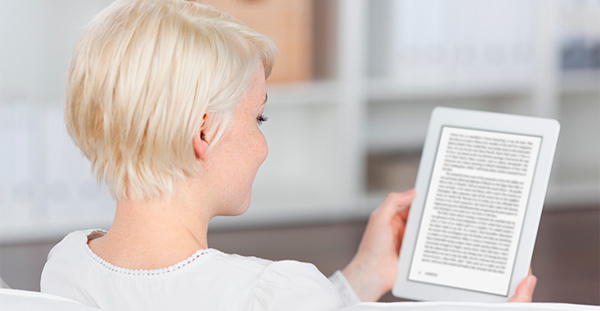 Imagen de una mujer leyendo en un eBook