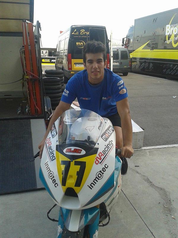 Imagen del piloto Miquel Pons subido en su moto Inmotec