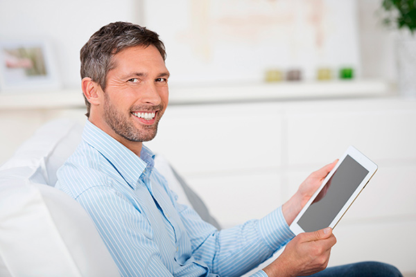 Imagen de un hombre leyendo en un eBook