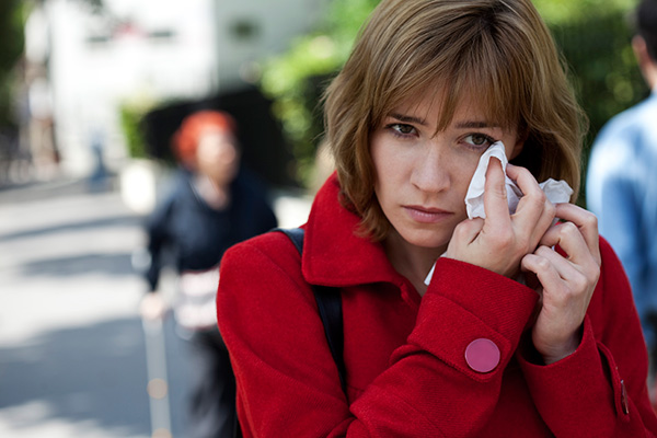 Imagen de una mujer sufriendo conjuntivitis