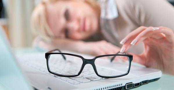 Imagen de una mujer estresada descansando en su ordenador