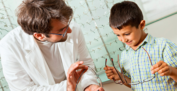 Imagen de un niño probandose gafas