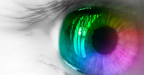Imagen de un ojo con la pupila de colores
