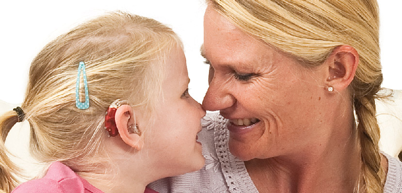 niña y mujer con audifono widex