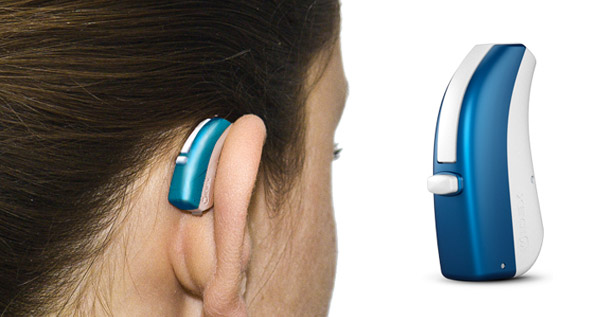 mujer con audifono widex azul