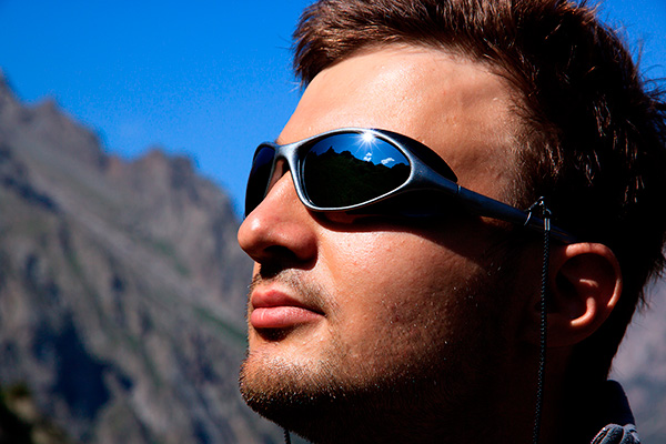 Imagen de un hombre con gafas de sol