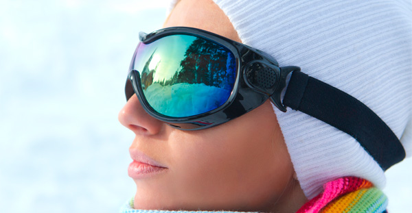 Imagen de una mujer en la nieve con gafas de esquiar