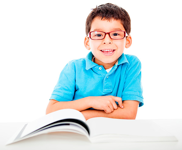 Imagen de un niño con gafas