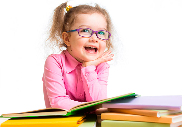 Imagen de una niña con gafas