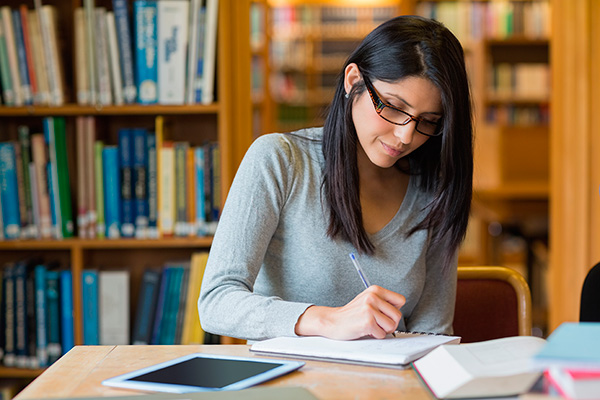 Imagen de una chica estudiando