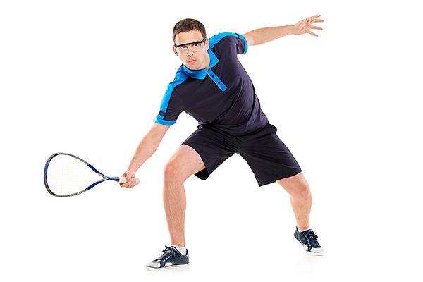 Hombre con gafas deportivas jugando a tenis