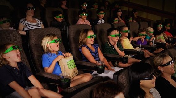 Niños en el cine con gafas 3D