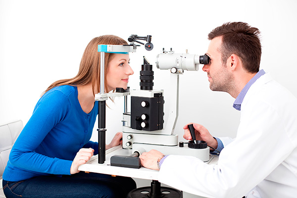 Imagen de una mujer realizandose un analisis de la vista