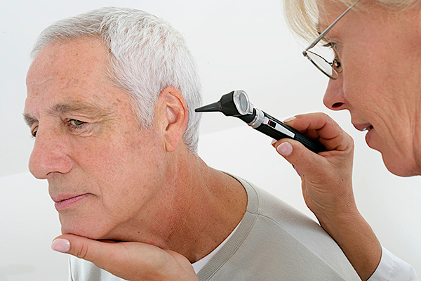 Imagen de un hombre sometiendose a una audiometria