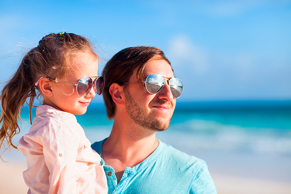 Imagen de un padre y su hija con gafas de sol