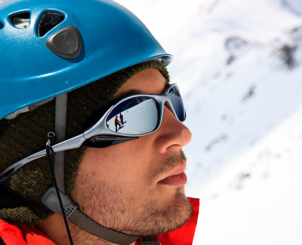 Imagen de un hombre en la nieve utilizando gafas de sol