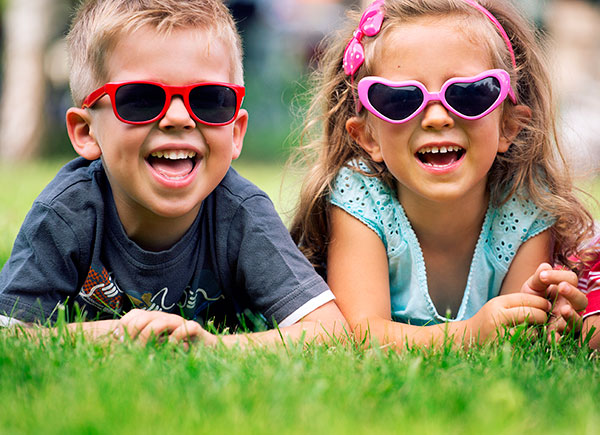 Imagen de unos niños con gafas de sol