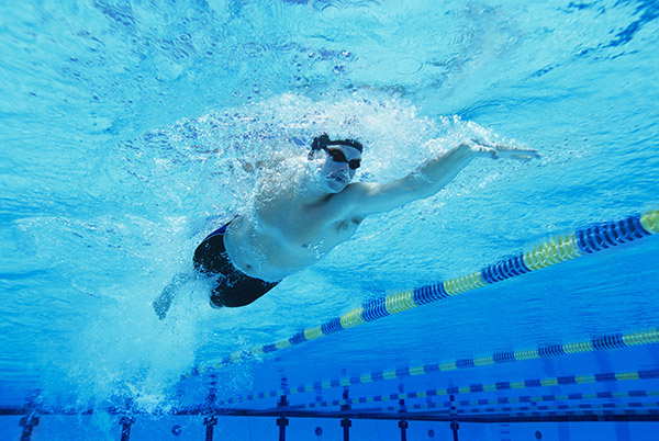 nadador en piscina con gafas