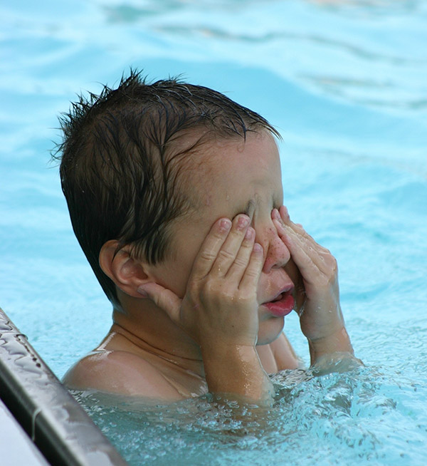 picor ojos en piscina por culpa del cloro