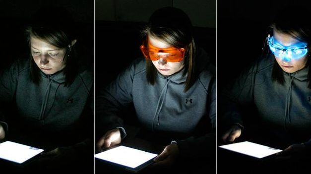 Joven mira una tablet con gafas, con filtro naranja y con luces LED azules. | Foto vía TeInteresa.com