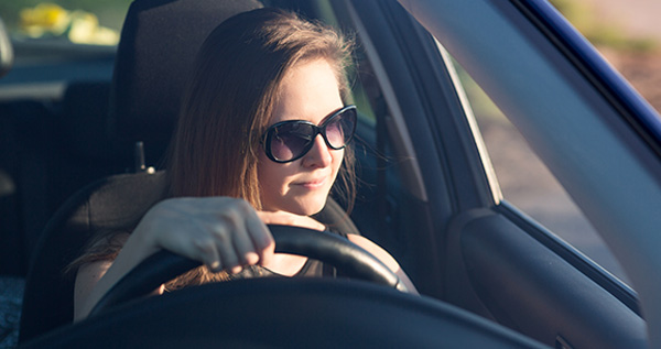 gafas de sol al volante