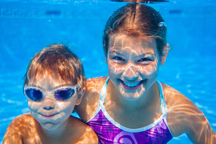 peligros del sol para los ojos en la piscina agua cloro