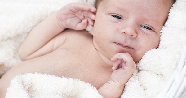 bebe con ojos grises o azules