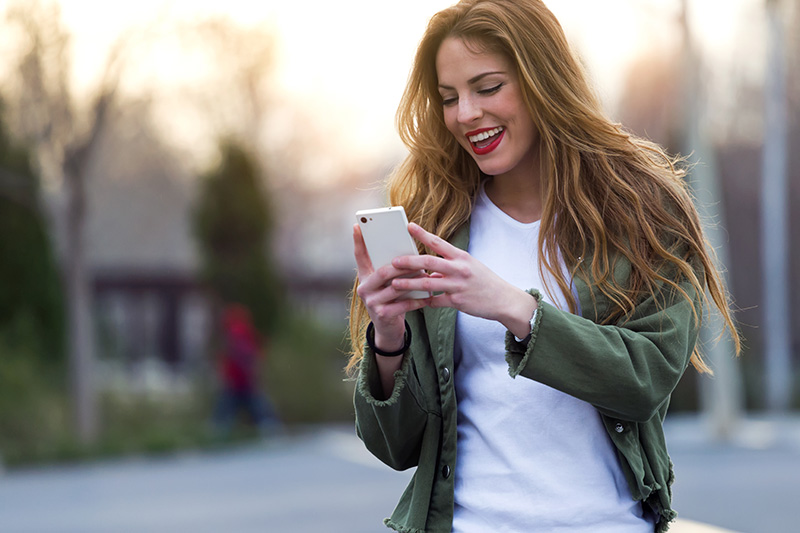 andar por la calle con el teléfono