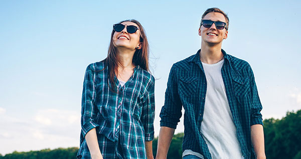 Una pareja se protege del sol con unas buenas gafas de sol.