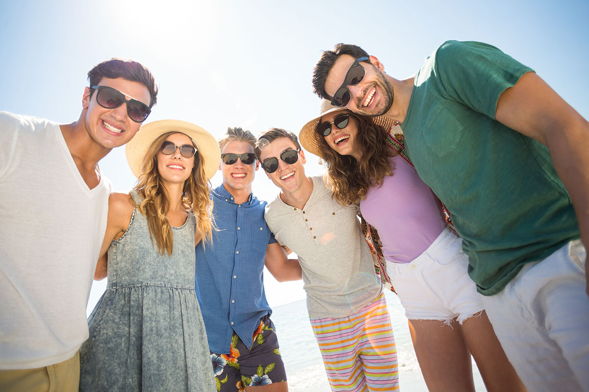 Grupo de amigos se protege del sol con gafas de sol