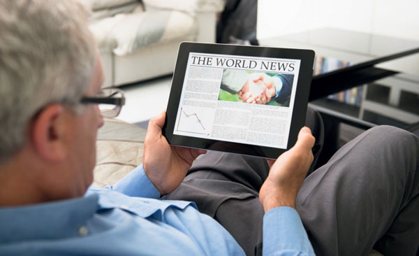 Hombre leyendo con las lentes personalizadas Eyeprint de Essilor.