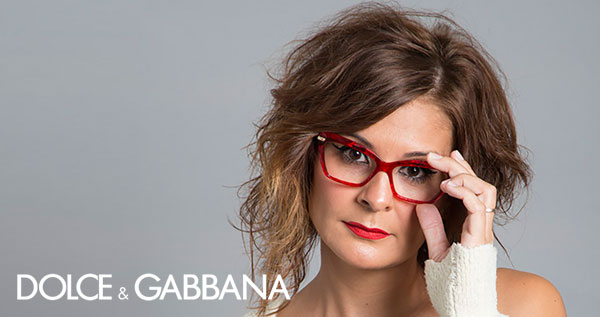 La bloquera Erika posa con las gafas Dolce & Gabbana para la colaboración Zamarripa By Erika.