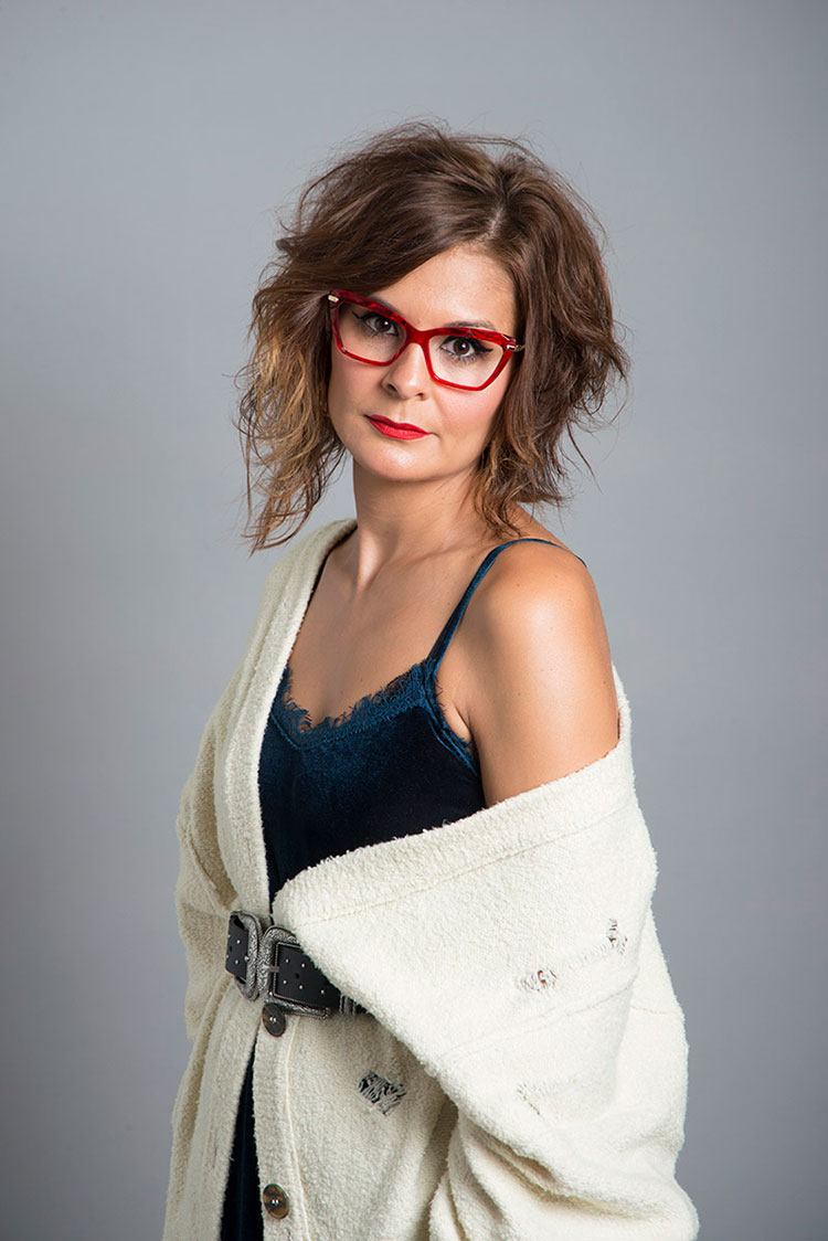 La bloquera Erika posa con las gafas Dolce & Gabbana para la colaboración Zamarripa By Erika.