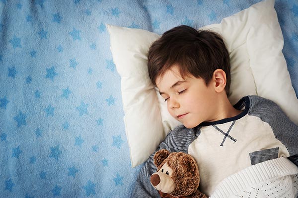 Niños durmiendo de noche con las lentes Orto-K