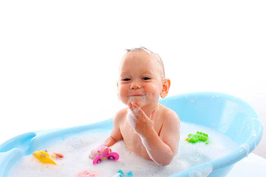 Limpieza oídos niño en bañera