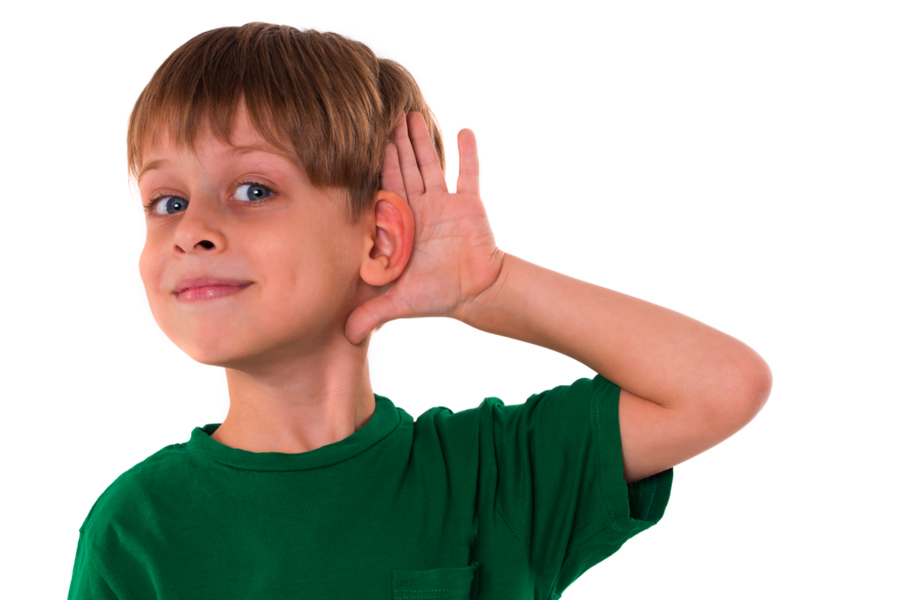 Niño con oídos sanos