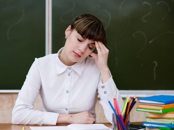 Profesora con ansiedad debido al ruido del aula