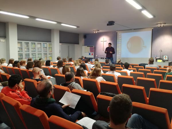 Charla sobre la terapia visual en el colegio Compañía de María de Tudela