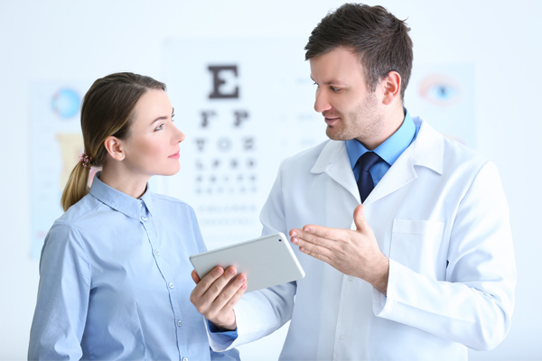 Consulta con optometrista sobre lentillas de colores