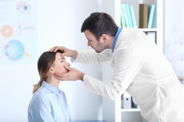 Consulta con el optometrista sobre lentillas de colores